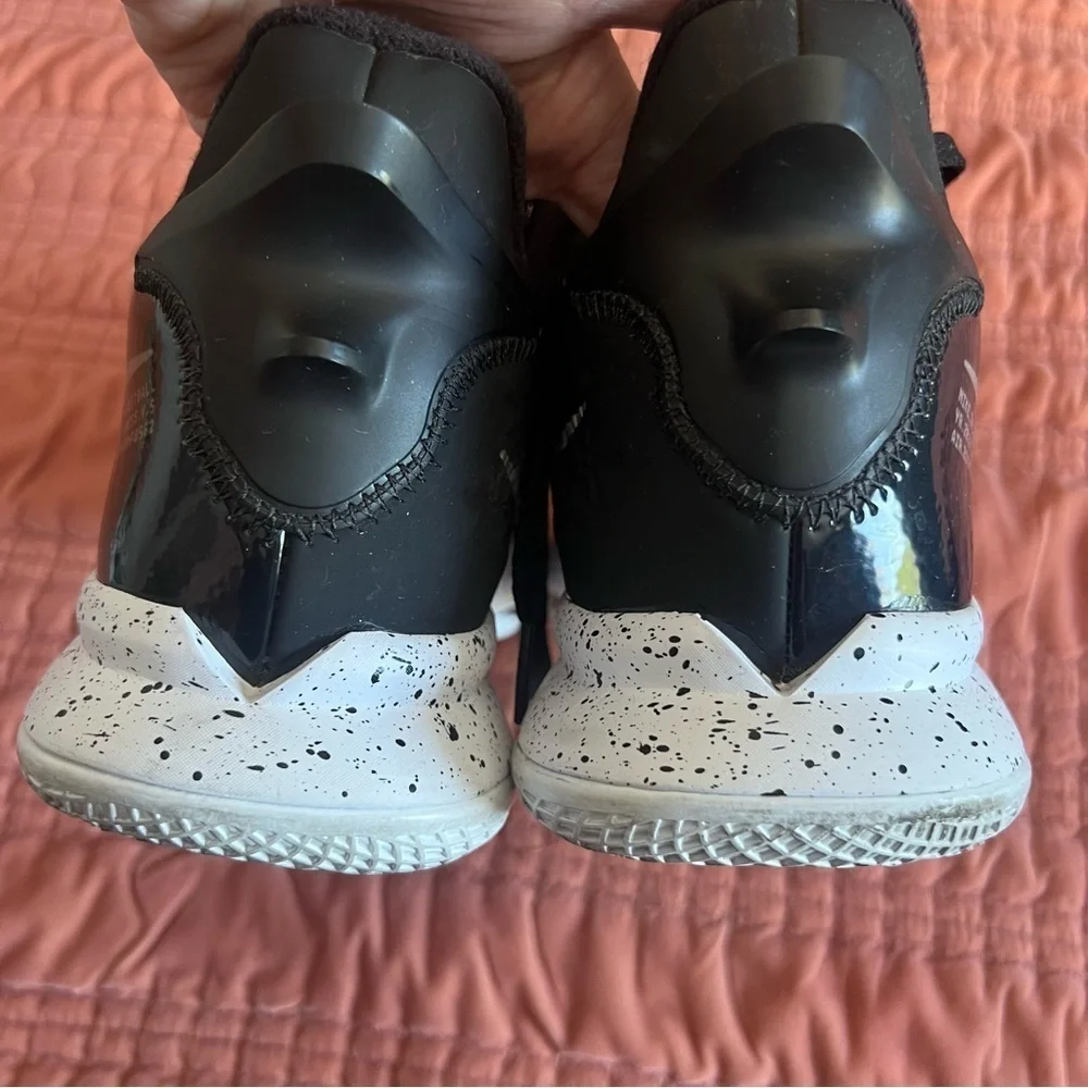 Nike LeBron Witness 5 basketball sneakers